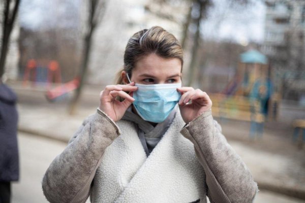 Nový variant koronavírusu Eris sa môže rozšíriť po celej Európe, varuje maďarský expert