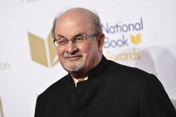 Spisovateľ Rushdie priznal, že sa mu od útoku nožom, ktorý zažil vlani, ťažko píše