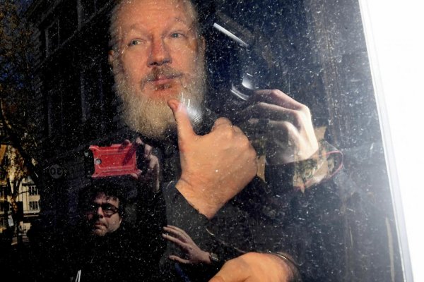 Verdikt pre Assangea: odsúdený na 50 týždňov väzenia