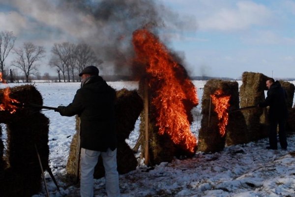 Farmári symbolicky spálili demokraciu