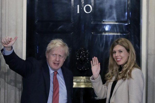 Britský premiér Johnson sa zasnúbil, so snúbenicou očakávajú prvé spoločné dieťa