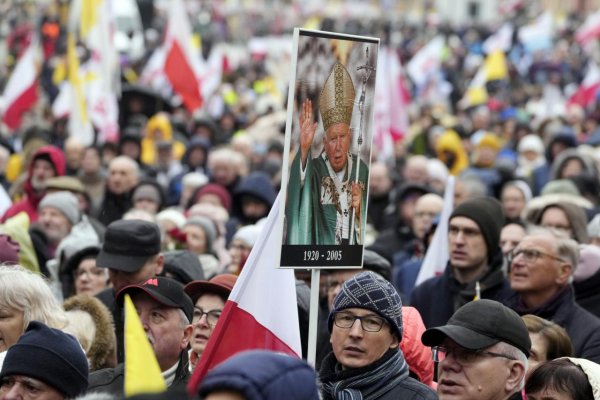 Tisíce ľudí v Poľsku demonštrujú na podporu Jána Pavla II.