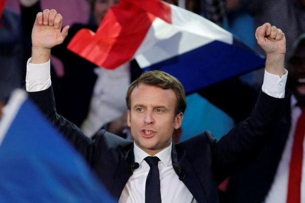 Macronov poradca: Marine Le Pen bola ťažká súperka