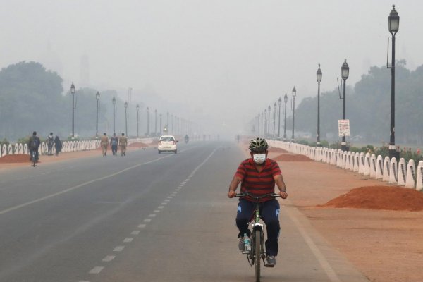 V Indii rozdávajú úrady milióny masiek. Smog zamoril hlavné mesto