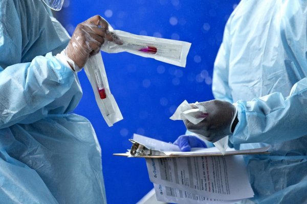 Koronavírus na Slovensku: Pribudlo úmrtie, počet nakazených stúpa