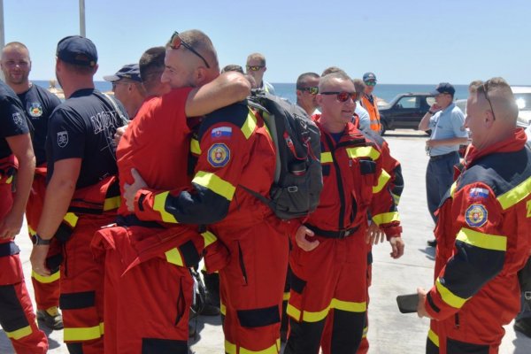 Po deviatich dňoch hasenia požiarov na Rodose sa vrátilo 30 slovenských hasičov