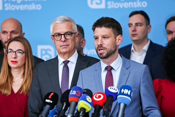 PS: Šimečka kritizuje premiéra Fica, vraj pred Vianocami plánuje návštevu Moskvy