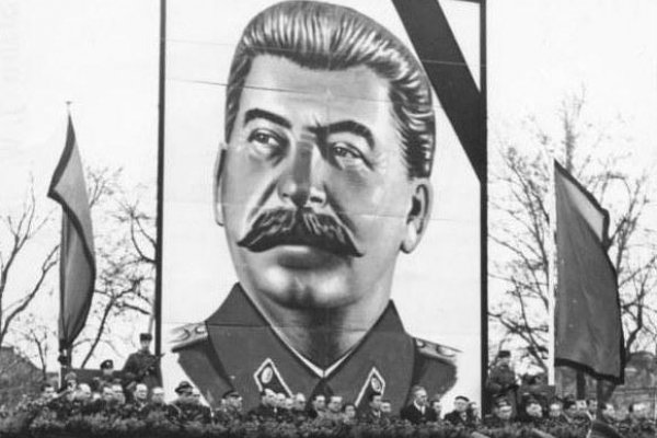 Ruská komunistická strana chce preskúmať, či za smrť Stalina nebol zodpovedný Západ — čo to znamená podľa Tomáša Zálešáka