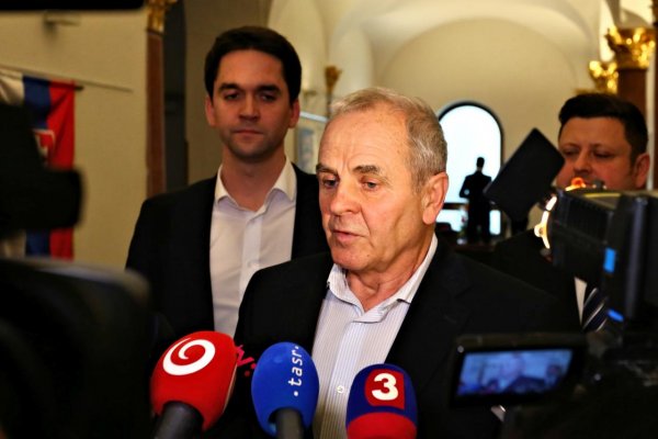 Premiér vyzval Lunterovcov, aby našli riešenie situácie s prímestskou dopravou