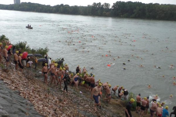 Vyše tisíc Bratislavčanov preplávalo po záplavách Dunaj