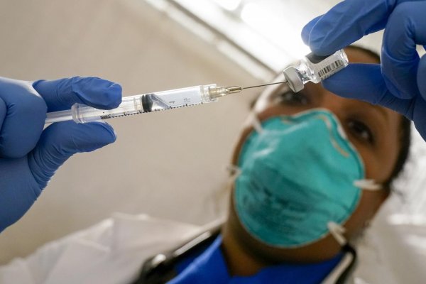 Americký úrad FDA povolil podávanie tretej dávky vakcíny