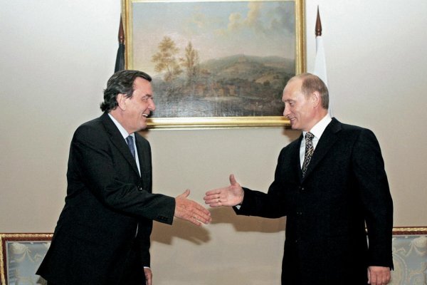 Kremeľ pripustil možné stretnutie Putina so Schröderom, ktorý je v Moskve na dovolenke