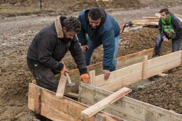 Rómovia si stavajú domy v Rankovciach