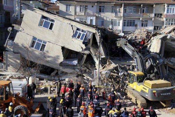 Turecko zasiahlo silné zemetrasenie s magnitúdou 6,8, vyžiadalo si vyše 20 obetí