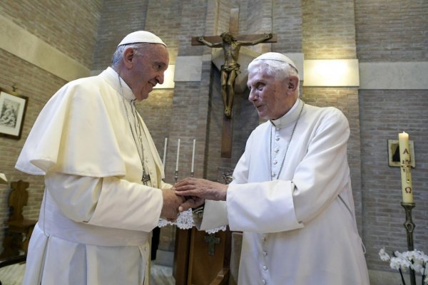 Emeritný pápež v novej knihe kritizuje antikresťanské tendencie v modernom svete