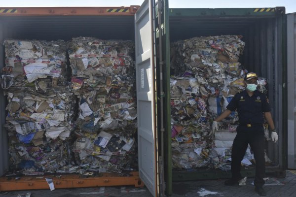 Indonézia vracia kontajnery s odpadom do Francúzska a Hongkongu