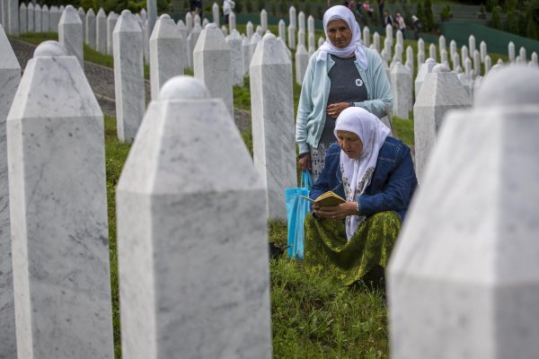Bývalý bosniansky generál je obvinený z účasti na masakre v Srebrenici