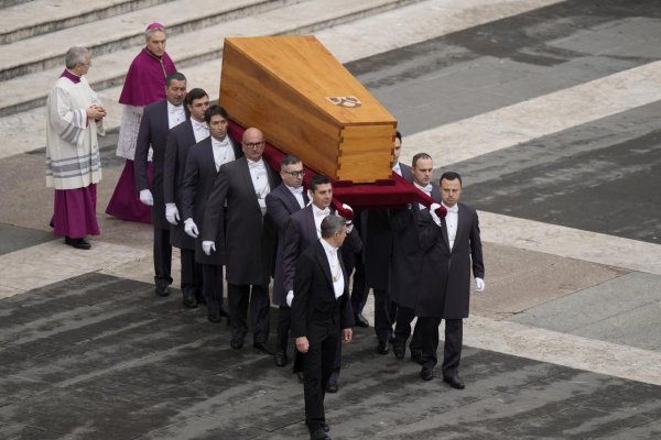 Na pohreb Benedikta XVI. prichádzajú tisíce ľudí