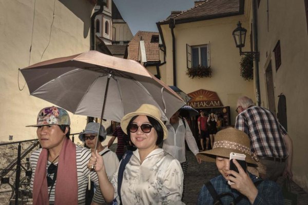 Český Krumlov sa stal baštou čínskych turistov, balkánski a alžírski vreckári sa tam sťahujú
