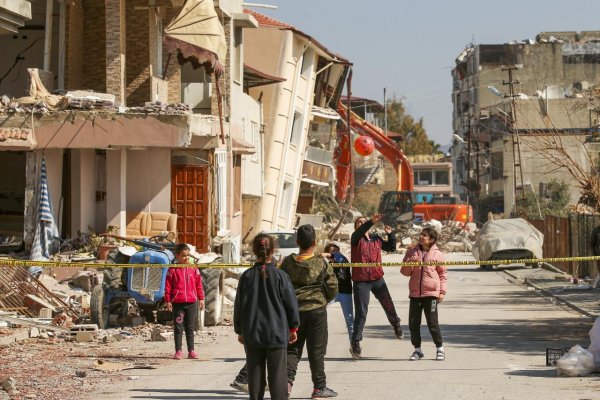 Európska komisia dá Turecku miliardu eur na obnovu po zemetrasení