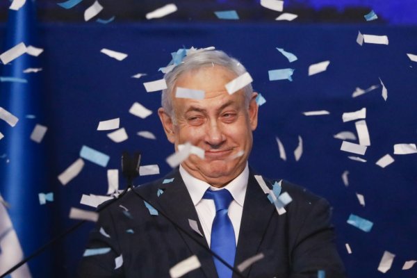 Obvinený Netanjahu sa vyhlásil za víťaza. Čaká ho súd a Izraelu hrozí tretí povolebný pat