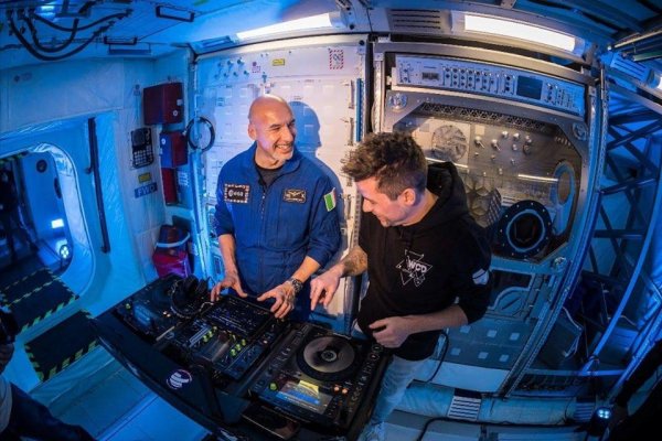 Astronaut zahrá DJ-set z vesmíru. Prenášať ho budú na Ibizu