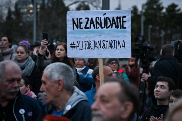 Tisíce ľudí po celom Slovensku si pripomenuli výročie vraždy Jána Kuciaka