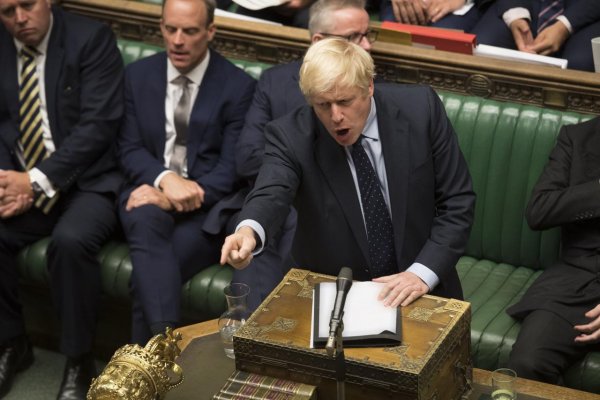 Boris Johnson prehral kľúčové hlasovanie