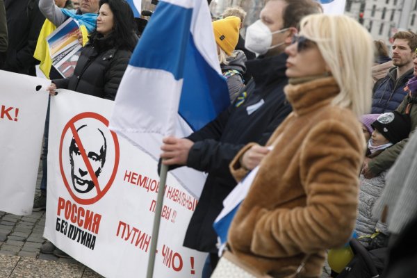 Pred Prezidentským palácom protestovali desiatky Rusov proti vojne na Ukrajine