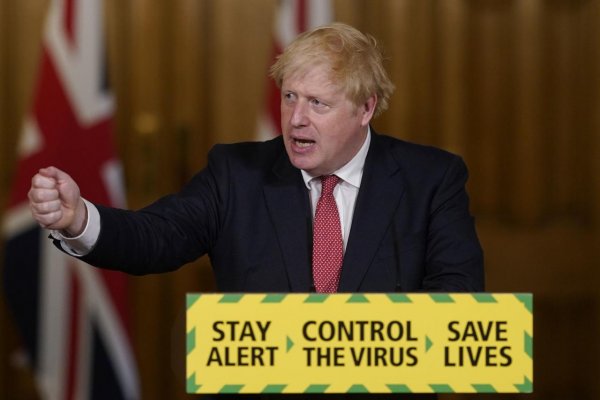 Podľa Borisa Johnsona sa v Británii život vráti do normálu v novembri