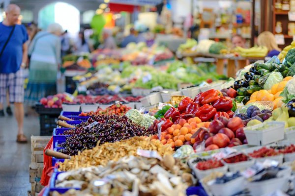 Inflácia na Slovensku naďalej klesá, ceny rastú pomalšie vo všetkých zložkách potravín