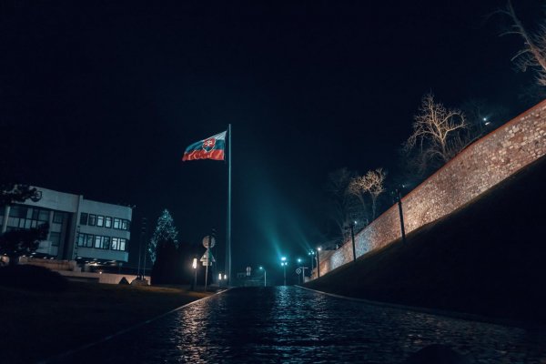 Aktivisti chcú symbolicky vrátiť slovenskú vlajku slušným ľuďom