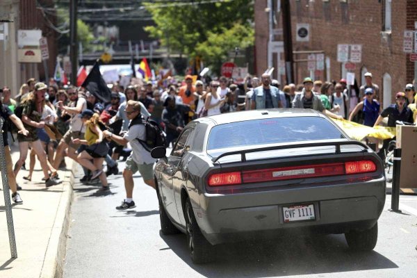 Do demonštrantov proti nacionalizmu vo Virgínii vrazilo auto