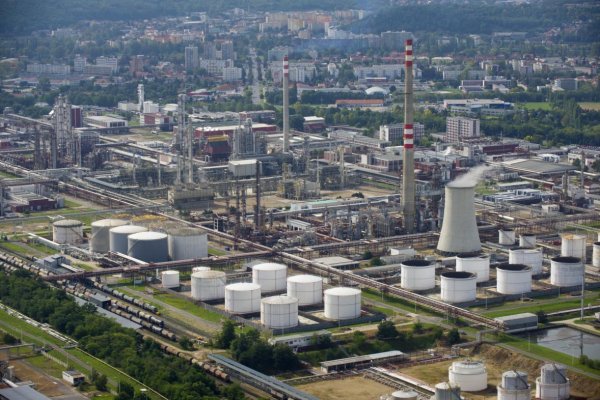 Po výbuchu severne od Prahy v areáli chemických závodov hlásia najmenej šiestich mŕtvych