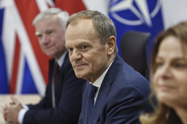 Tusk upozornil na hybridnú vojnu a uviedol, že Poľsko posilňuje východné hranice