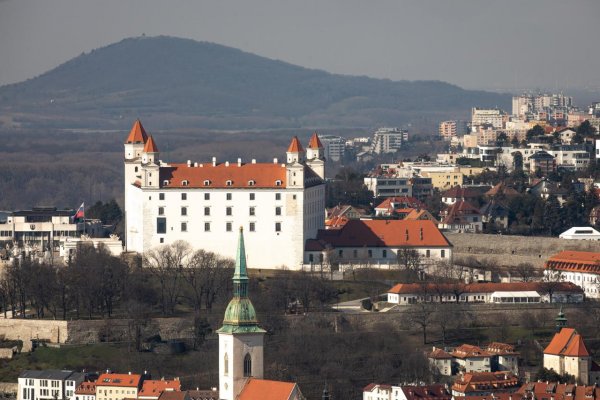 Bratislavský hrad nasvietia do farieb Izraela