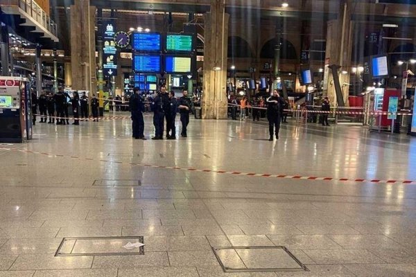 Útočník na parížskej stanici pobodal šesť ľudí, polícia ho postrelila