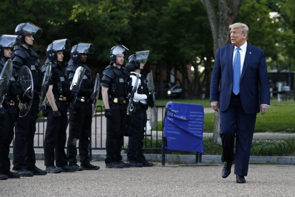 Trump hrozí nasadením armády, v New Yorku vyhlásili zákaz nočného vychádzania