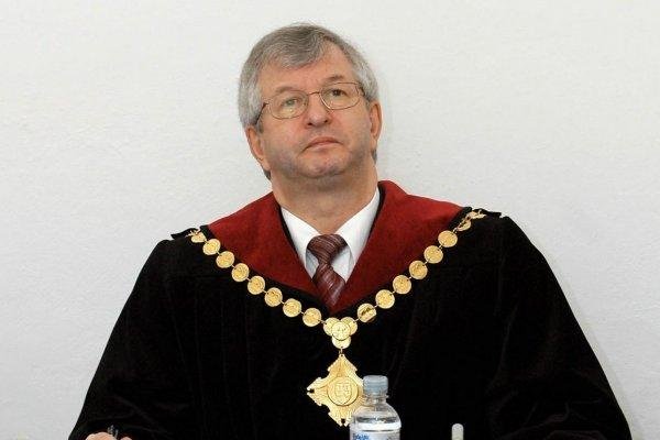 Bývalý predseda ústavného súdu Ján Mazák: Naši sudcovia si tykajú s korupciou