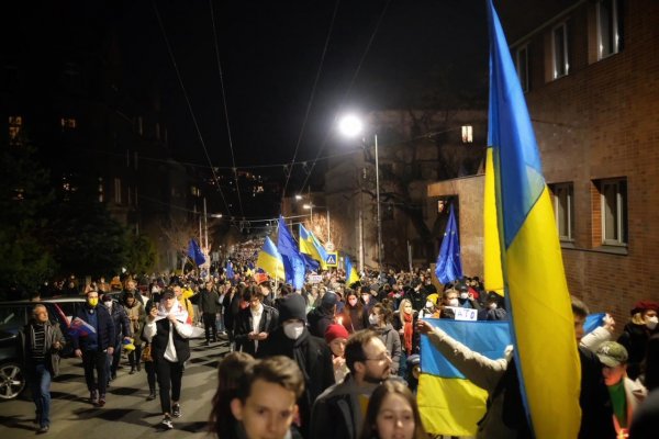 V Bratislave pochodujú stovky ľudí za mier a slobodu Ukrajiny