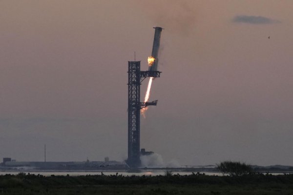 SpaceX dosiahla historický úspech: nosič Super Heavy naviedla na pristátie