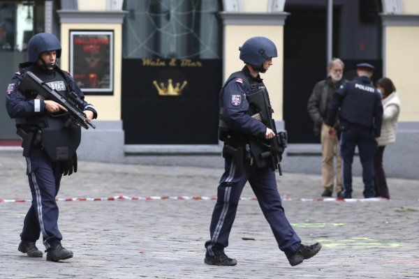 Teroristický útok vo Viedni: Zastrelený útočník získal strelivo na Slovensku, medzi zranenými je aj Slovenka