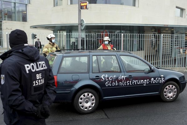 Zadržali muža, ktorý autom narazil do oplotenia sídla kancelárky Angely Merkelovej
