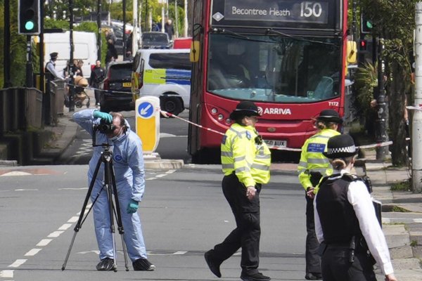 Británia: Muž s mečom útočil na ľudí na predmestí Londýna