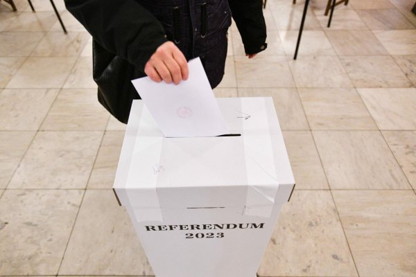 Skončilo sa referendum o zmene ústavy, oficiálne výsledky vyhlásia v nedeľu ráno