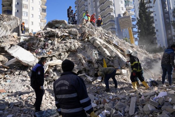 Počet obetí zemetrasenia v Turecku a Sýrii naďalej stúpa, presiahol 5000