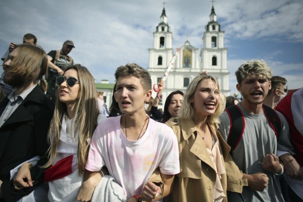 Stovky študentov vyšli do ulíc metropoly Minsk. Polícia zadržala desiatky protestujúcich