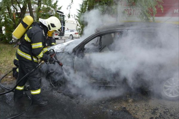 Novinár, ktorému vypálili auto: Políciu nezaujíma, kto si útok objednal
