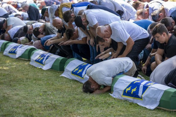 Tisíce ľudí si pripomínajú Srebrenický masaker