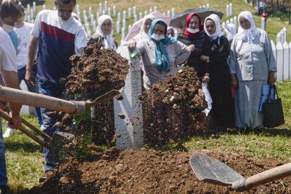 Uplynulo 25 rokov od masakry v Srebrenici, pochovali ďalších deväť obetí